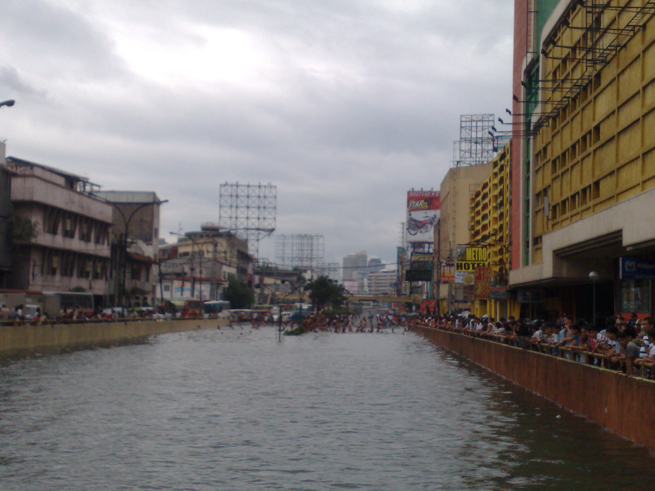 092820091228 Quezon Boulevard vehicular underpass became a large swimming pool overnight
