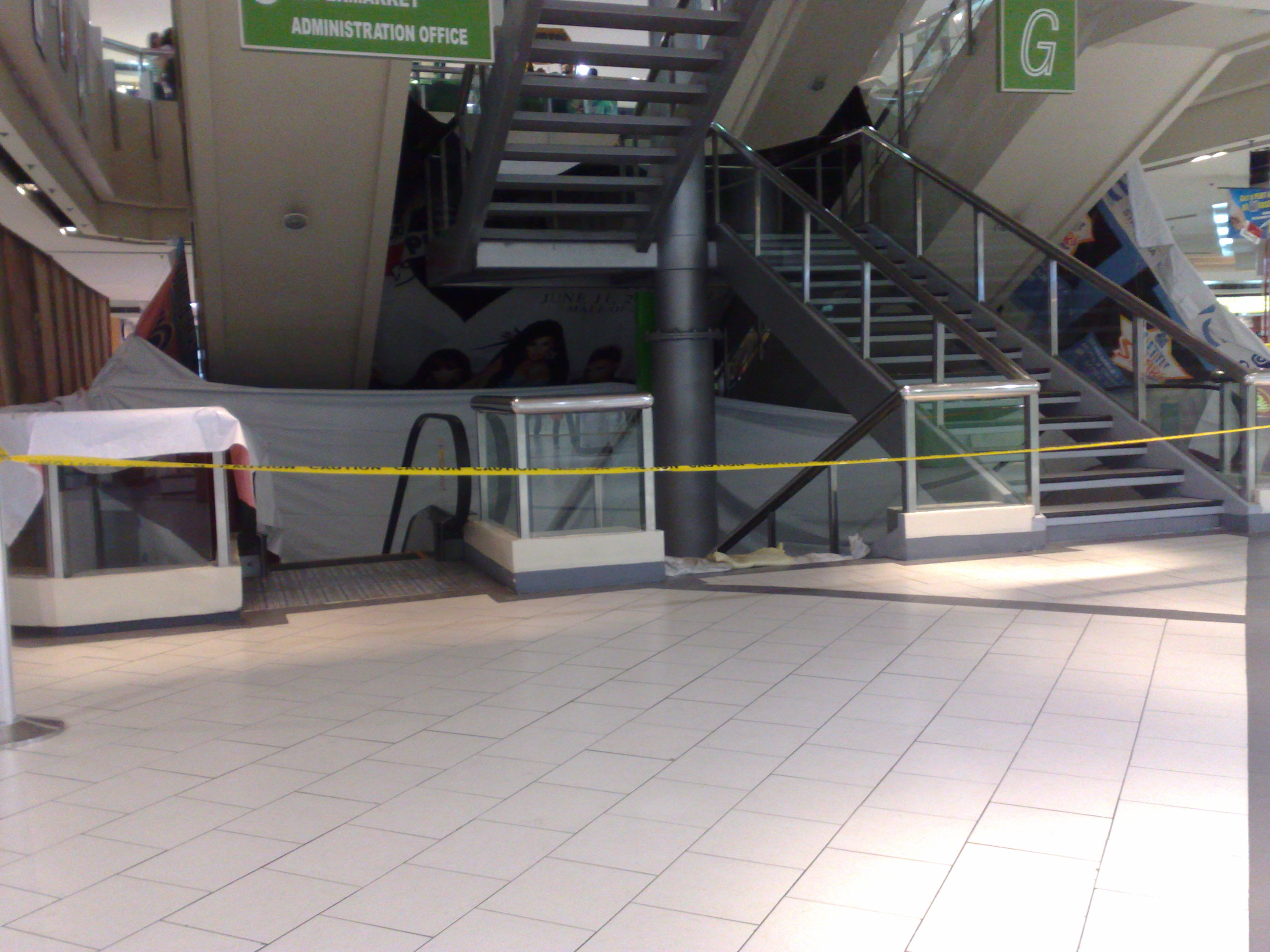 092820091233 the lower ground level of this mall closed due to flood that managed to submerge that part of the mall