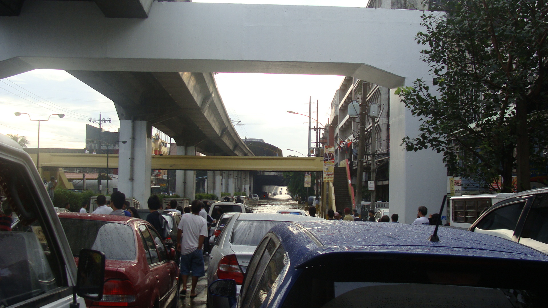 DSC02493 a virtual parking lot of stranded vehicles