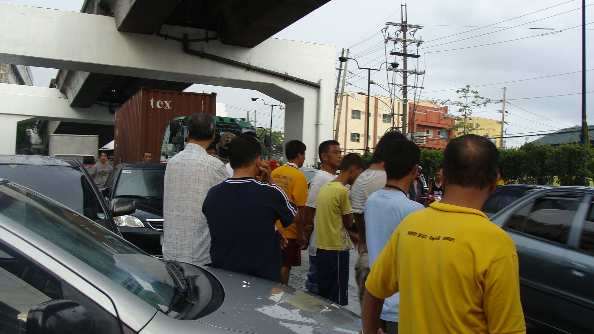 DSC02497 stranded commuters and drivers